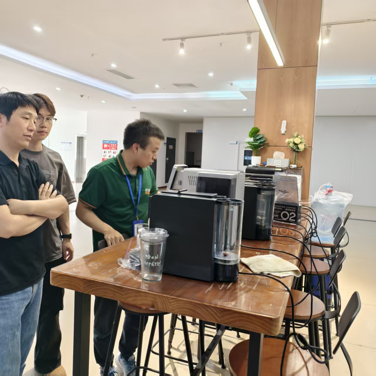 Aosom E-COMMERCE INC. ຜູ້ຈັດການທົ່ວໄປ Tang ຢ້ຽມຢາມ Seaver ແລະກວດກາເຄື່ອງກາເຟອັດຕະໂນມັດເຕັມຮູບແບບ SV205